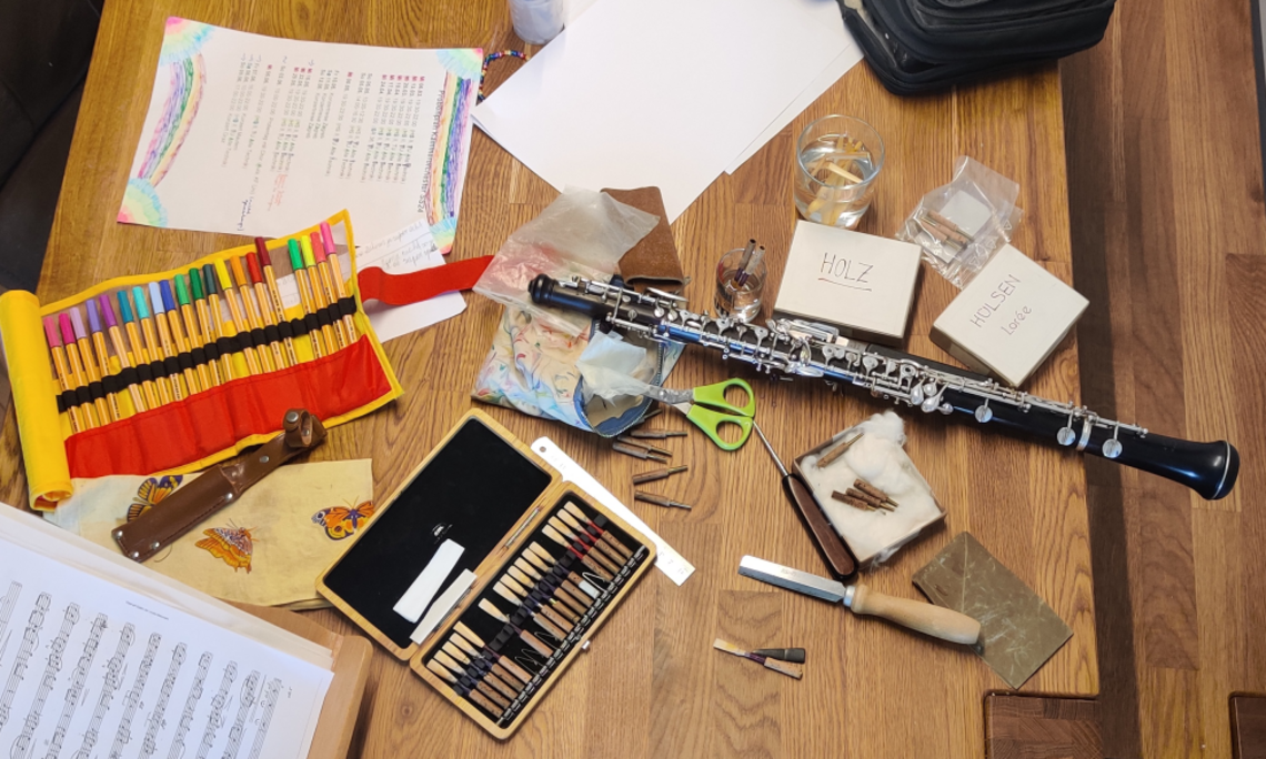 Tisch mit unterschiedlichen Materialen und Instrumententeilen