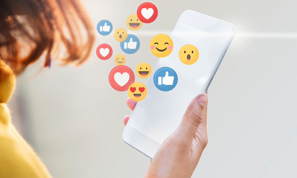 Studierende von hinten mit Hand und social media-Logos