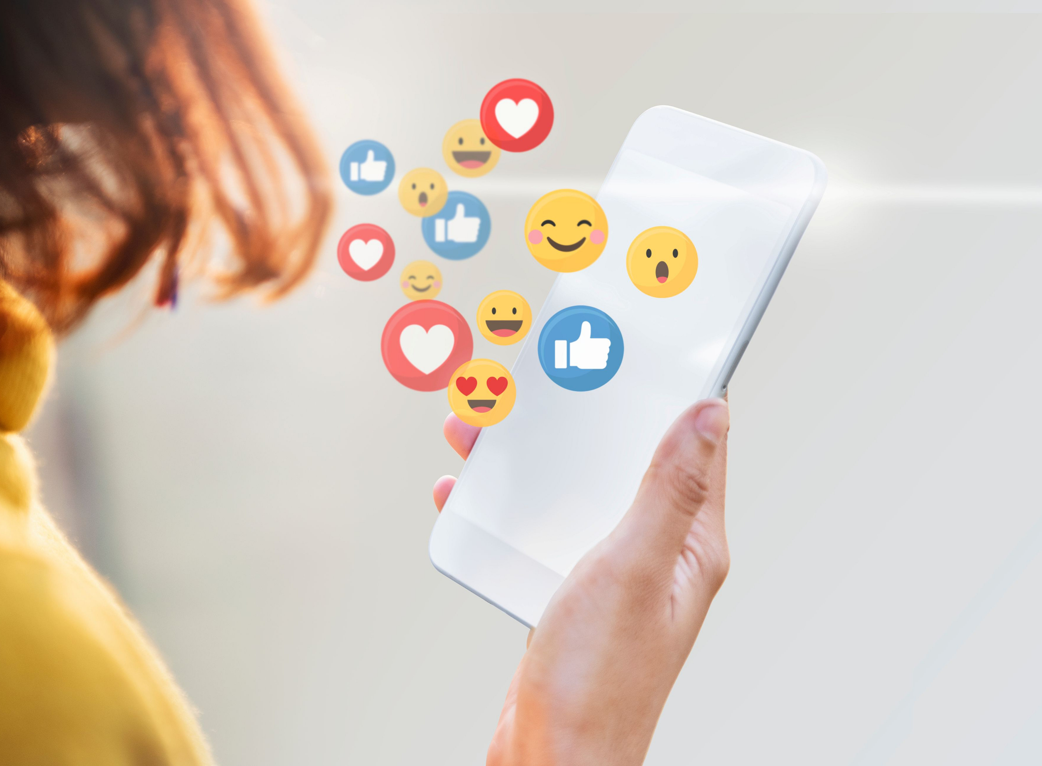 Studierende von hinten mit Hand und social media-Logos ©Rawpixel.com by Adobe Stock