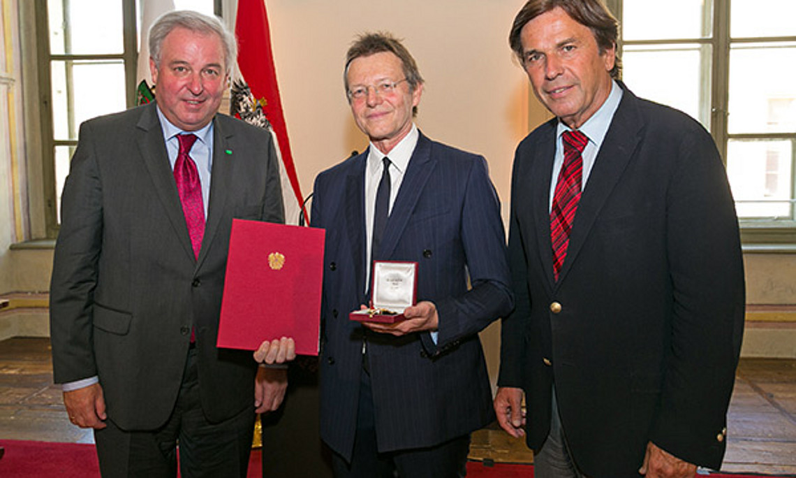 Arbeitsrechtler Günther Löschnnig (M.) nahm von Landeshauptmann Franz Voves (r.) und dessen Vize Hermann Schützenhöfer das Österreichische Ehrenkreuz für Wissenschaft und Kunst 1. Klasse entgegen. Foto: steiermark.at/Frankl