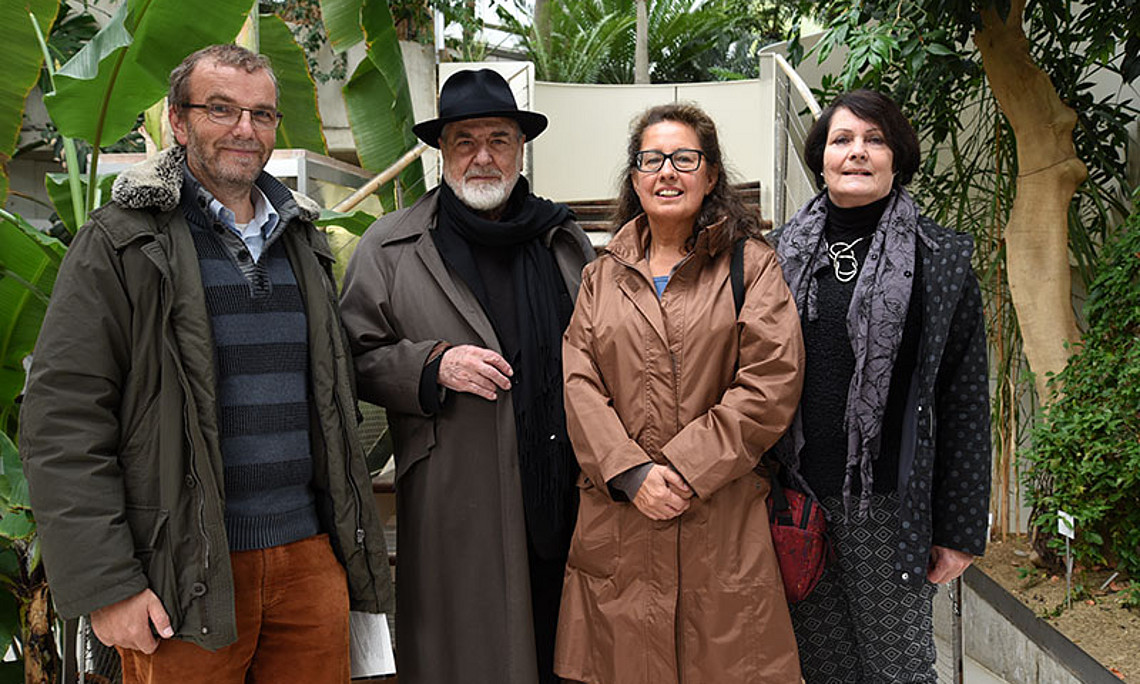 Gartenleiter Christian Berg, Michelangelo Pistoletto, Margit Stadlober und Ans Wabl, beide Forschungsstelle Kunstgeschichte Steiermark, im Botanischen Garten. Foto: Uni Graz/Kastrun.