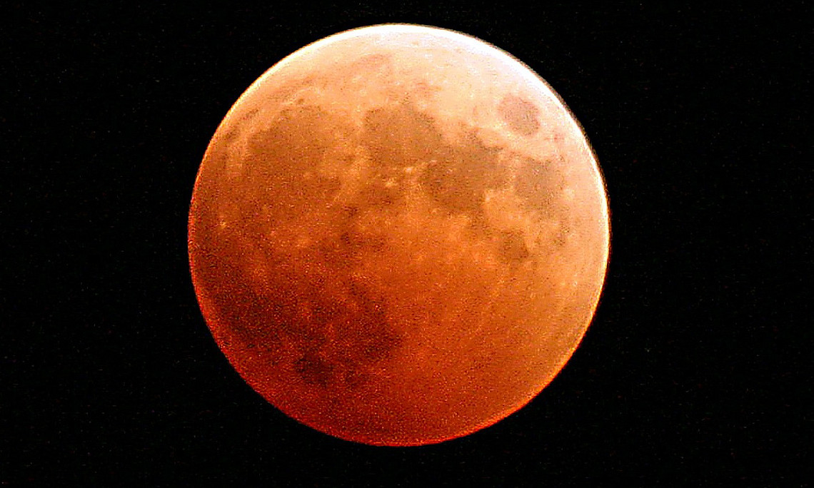 Der verfinsterte Vollmond ist am 27. Juli besonders lang als blutrote Scheibe zu sehen. Foto: Pixabay