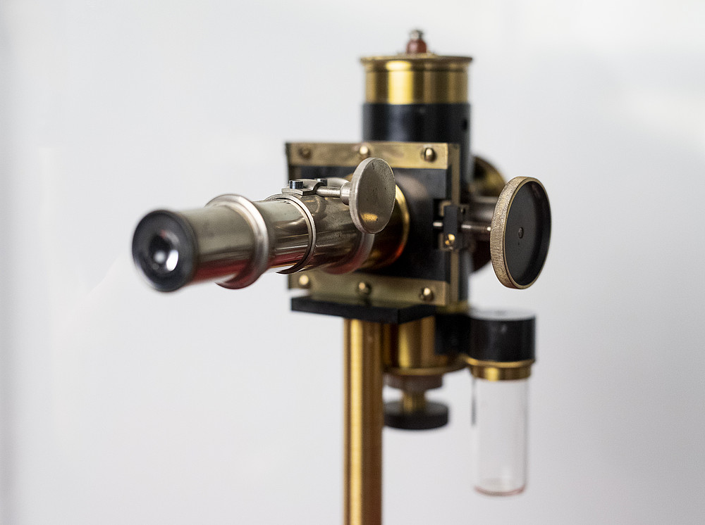 Universitätsmuseen - Objekt des Monats - Fadenelektrometer ©KANIZAJ | 2019