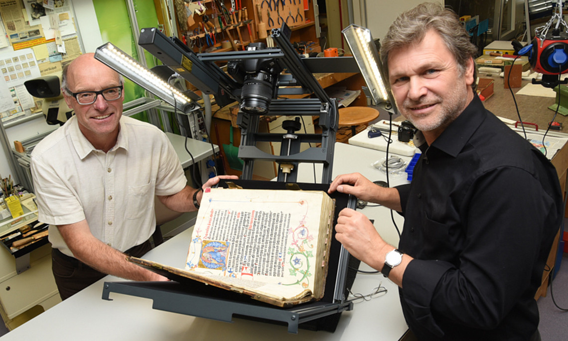 VESTIGIA-Leiter Erich Renhart gab den Anstoß, Manfred Mayer (r.) entwickelte den Traveller. Das Gerät wurde mehr als 100 Mal Gerät verkauft. Foto: Uni Graz/Tzivanopoulos