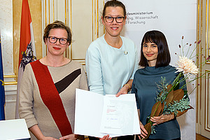 Zorica Sirocic (r.) wurde für ihre Dissertation von Ministerin Iris Rauskala (M.) geehrt. Die Laudatio bei der Verleihung des Gabriele-Possanner-Preises hielt Karin Harrasser (l.). Foto: Petra Spiola