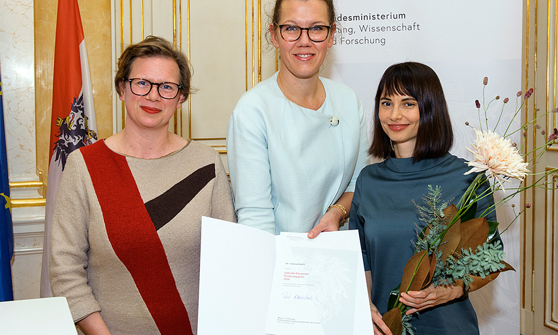 Zorica Sirocic (r.) wurde für ihre Dissertation von Ministerin Iris Rauskala (M.) geehrt. Die Laudatio bei der Verleihung des Gabriele-Possanner-Preises hielt Karin Harrasser (l.). Foto: Petra Spiola