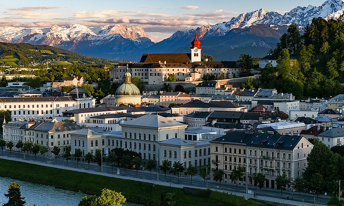 Panoramabild von Salzburg, im Hintergrund schneebedeckte Berge