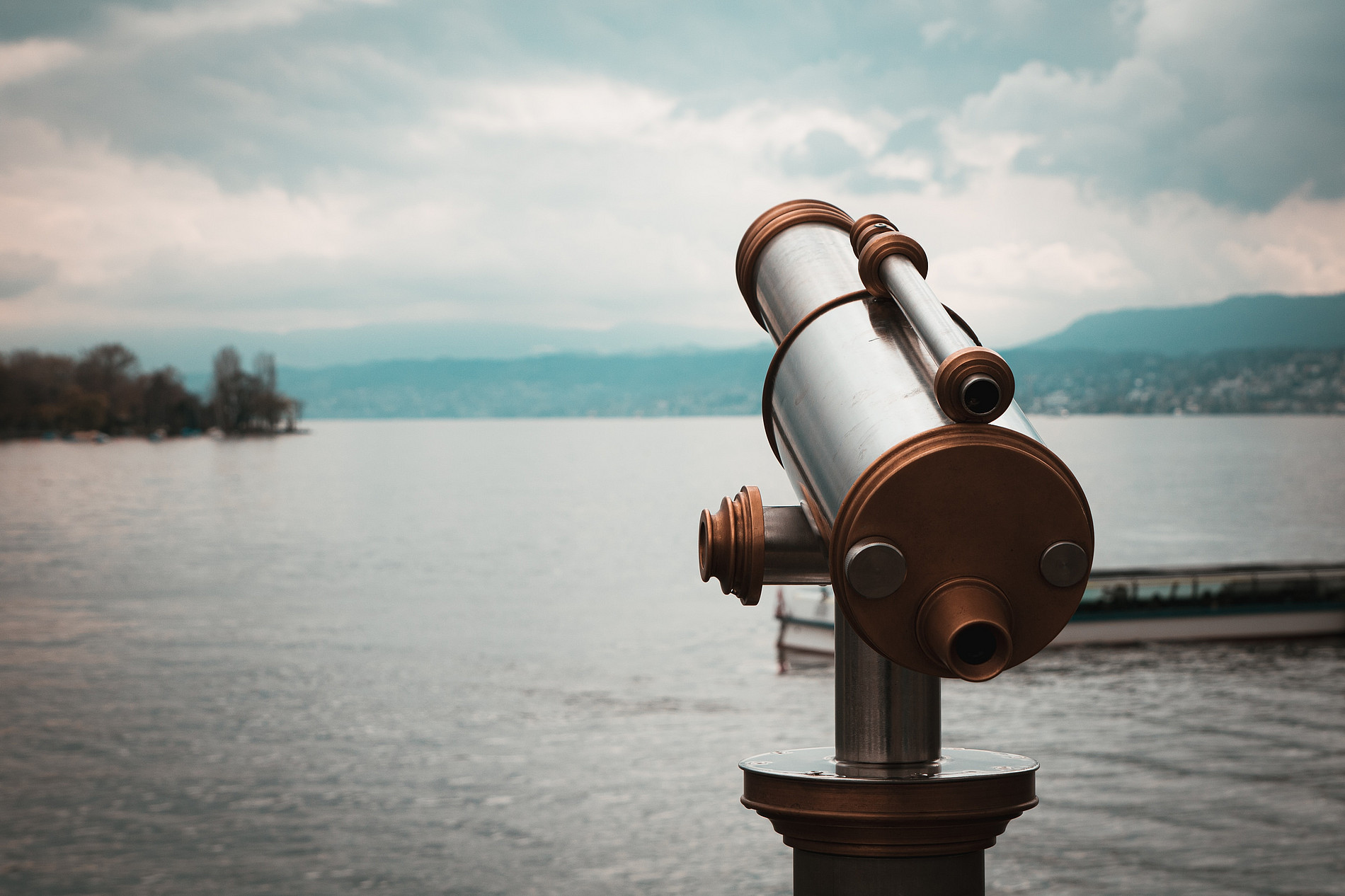 Telescope on a lake with a view into the distance ©Daniel Lerman; unsplash.com
