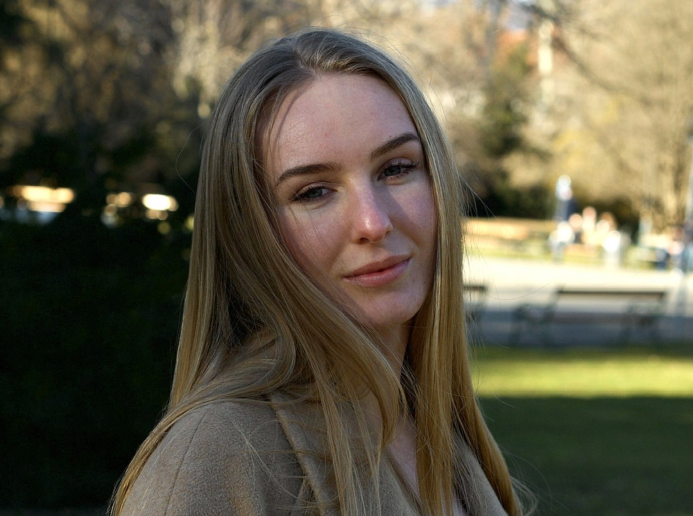 Portait Paloma Puljic in einem Park ©privat