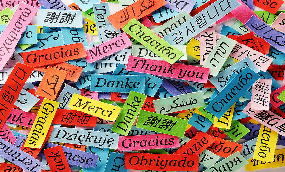 Bunte Etiketten Danke in vielen Sprachen Foto: aaabbc - stock-adobe-com
