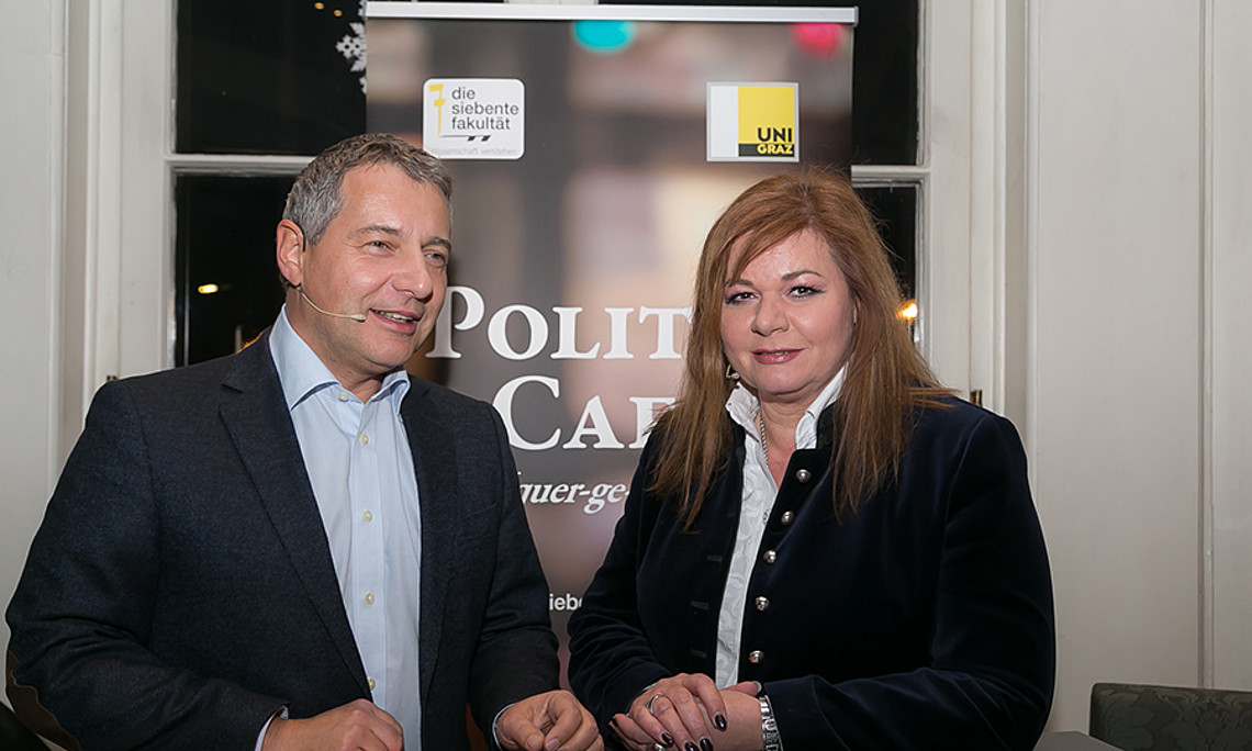 „Das beste Mittel gegen Korruption ist Transparenz“, so Österreichs oberste Wirtschafts- und Korruptionsstaatsanwältin Ilse-Maria Vrabl-Sanda im Gespräch mit Politik-Cafè-Gastgeber Markus Steppan. Foto: Wolf 