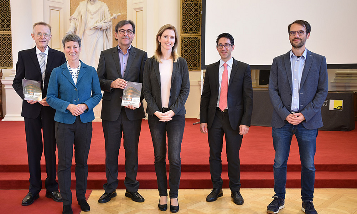 Präsentierten das neue Buch „Science Trail Graz“: Autor Alois Kernbauer, ehemalige Universitätsbund-Präsidentin Sylvia Titze, Wolfgang Hölzl vom Leykam-Verlag, Universitätsbund-Vizepräsidentin Martina Schmidhuber, Universitätsbund-Präsident Walter Doralt und Universitätsbund-Vizepräsident Sebastian Ruin (v. l.) Foto: Uni Graz/Schweiger 