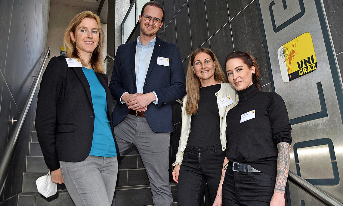 Martina Schmidhuber, Thomas Gremsl, Carmen Oberreßl und Franziska Reitegger erheben Bedürfnisse pflegender Minderjähriger, um bessere Unterstützung zu ermöglichen. Foto: Uni Graz/Pichler