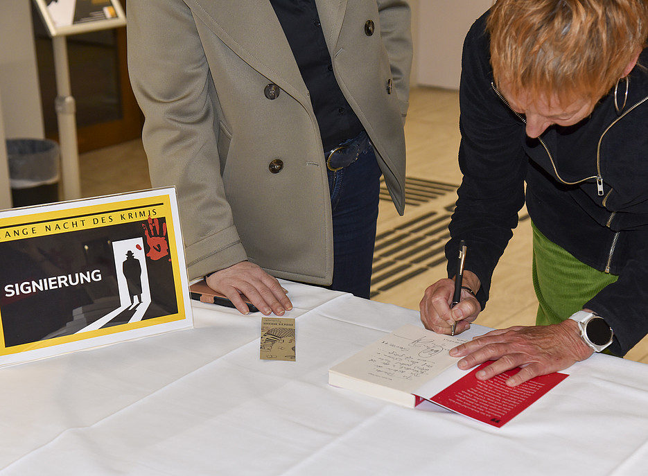 Eva Rossmann beim Signieren ihrer Bücher | Foto: Uni Graz/Schwarz ©Uni Graz/Schwarz