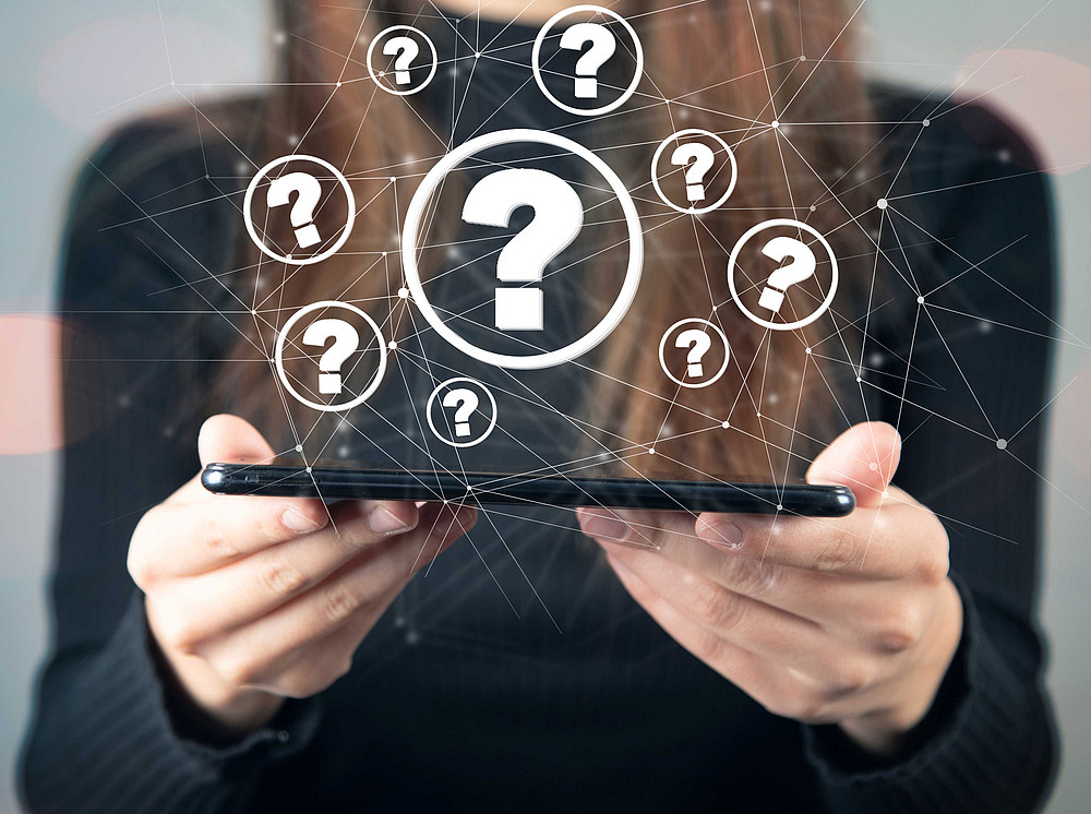 Frau hält Tablet mit schwebenden Fragezeichen ©Tiko - stock.adobe.com