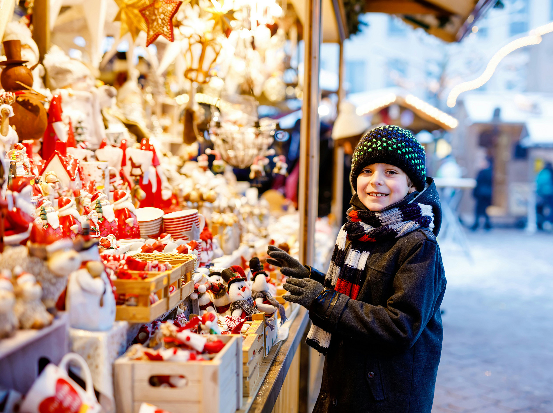 Kind am Weihnachtsmarkt 