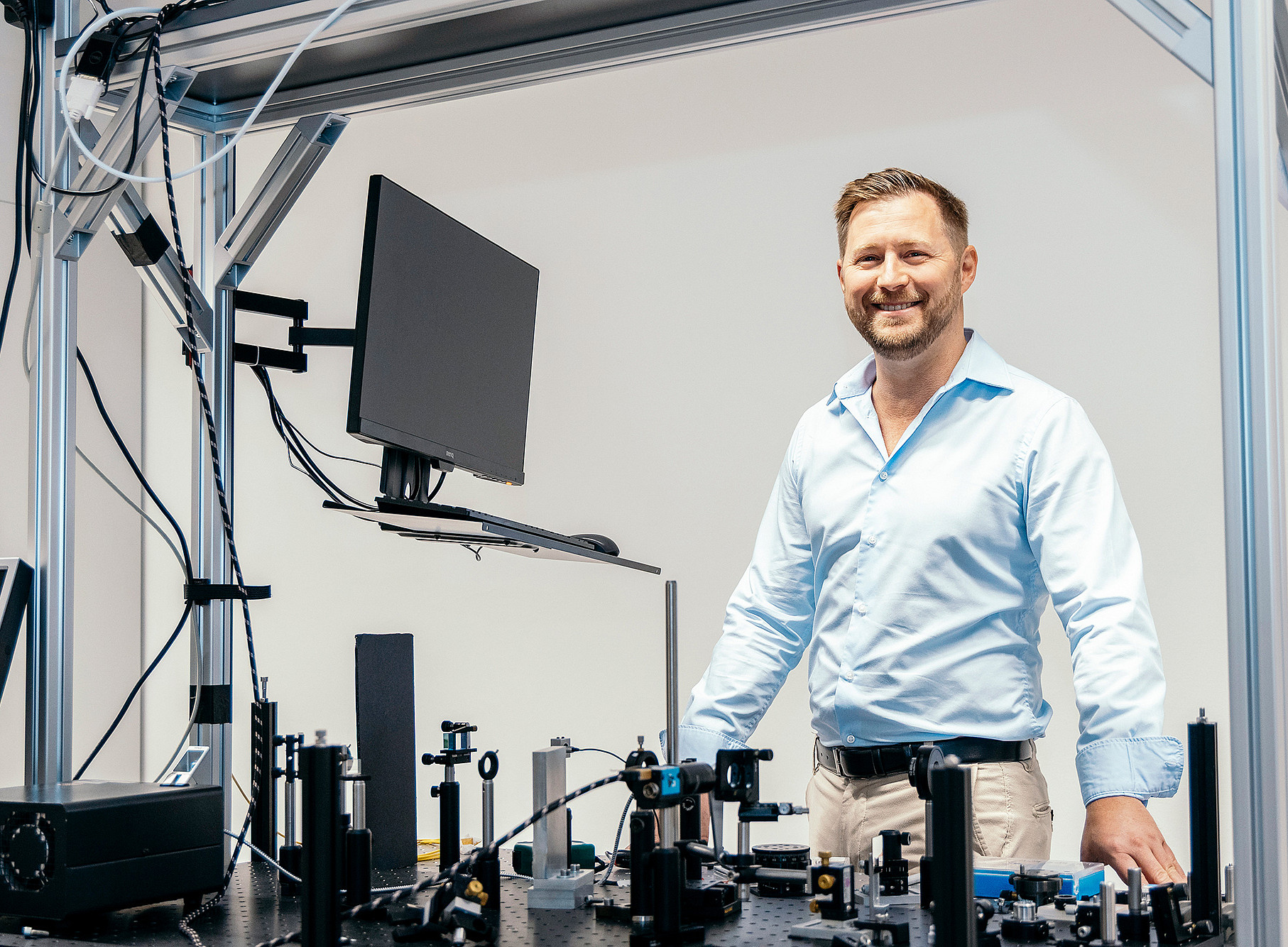 Jan Enenkel vor einer Versuchsanordnung in seinem Labor am Institut für Physik ©Uni Graz/Kaiser