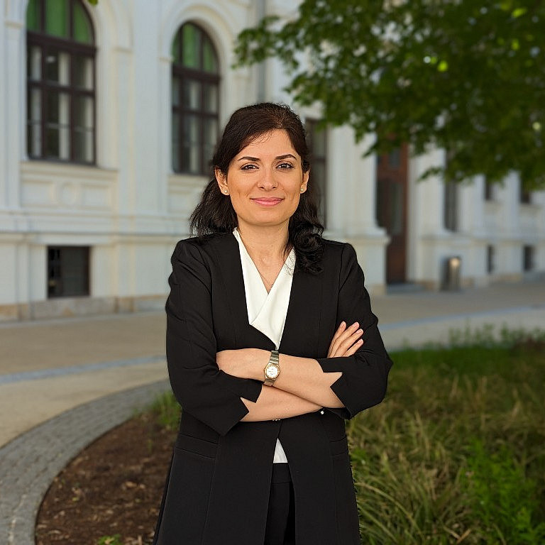 Atieh Khatibi im Hof der Universität Graz 