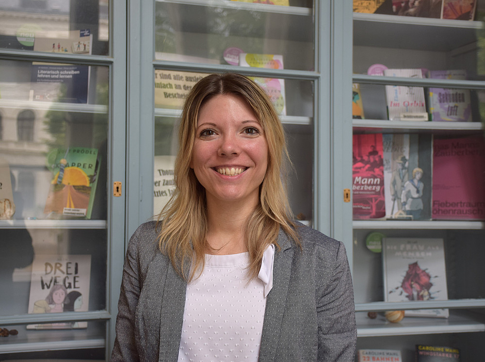 Mrs Bischoff stands in front of a bookcase in German Studies {f:if(condition: 'Ulrike Freitag / Uni Graz', then: '©Ulrike Freitag / Uni Graz')}
