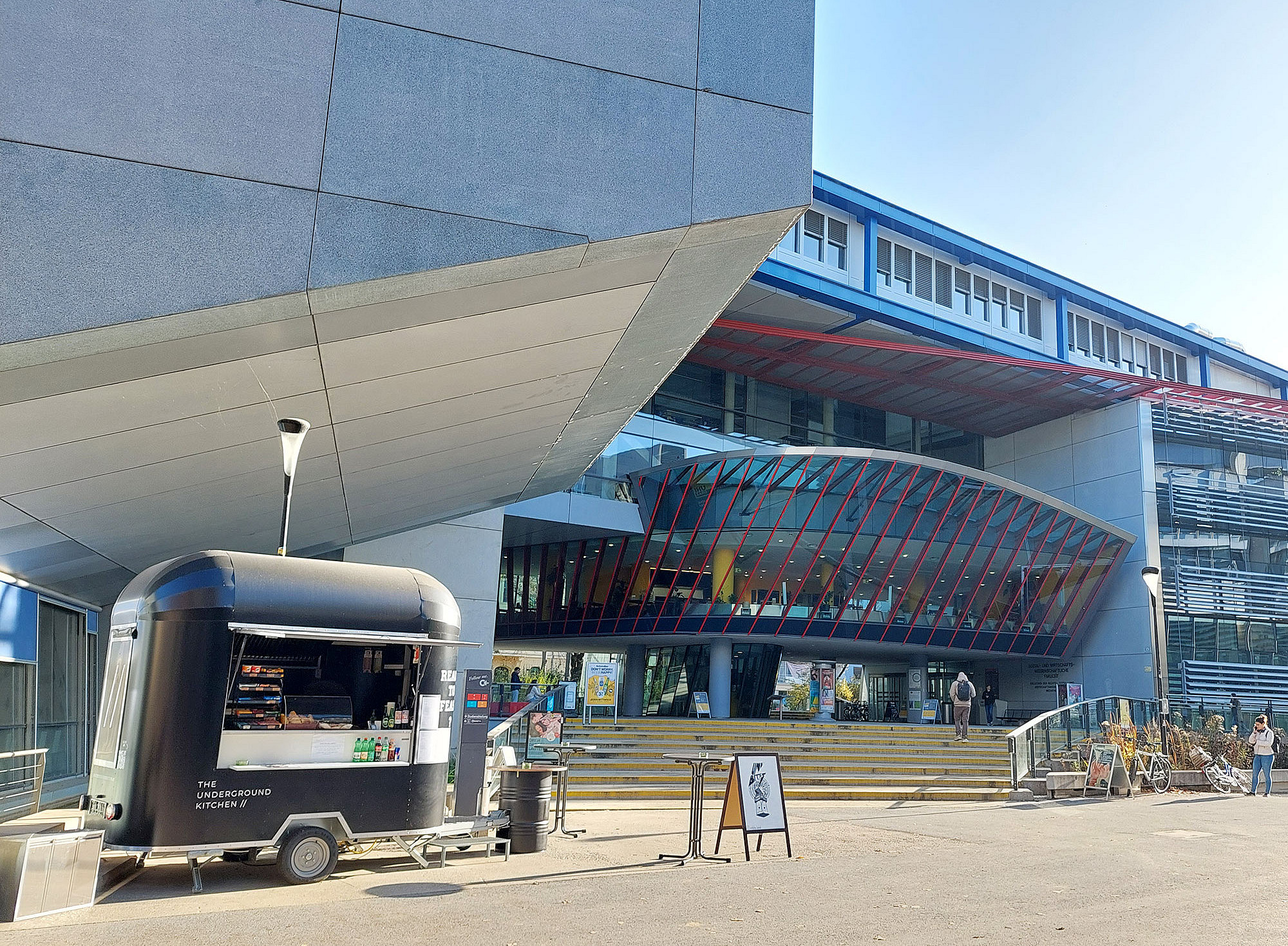 View of RESOWI, with the "Uni Bites" food truck in the foreground ©University of Graz/Pichler