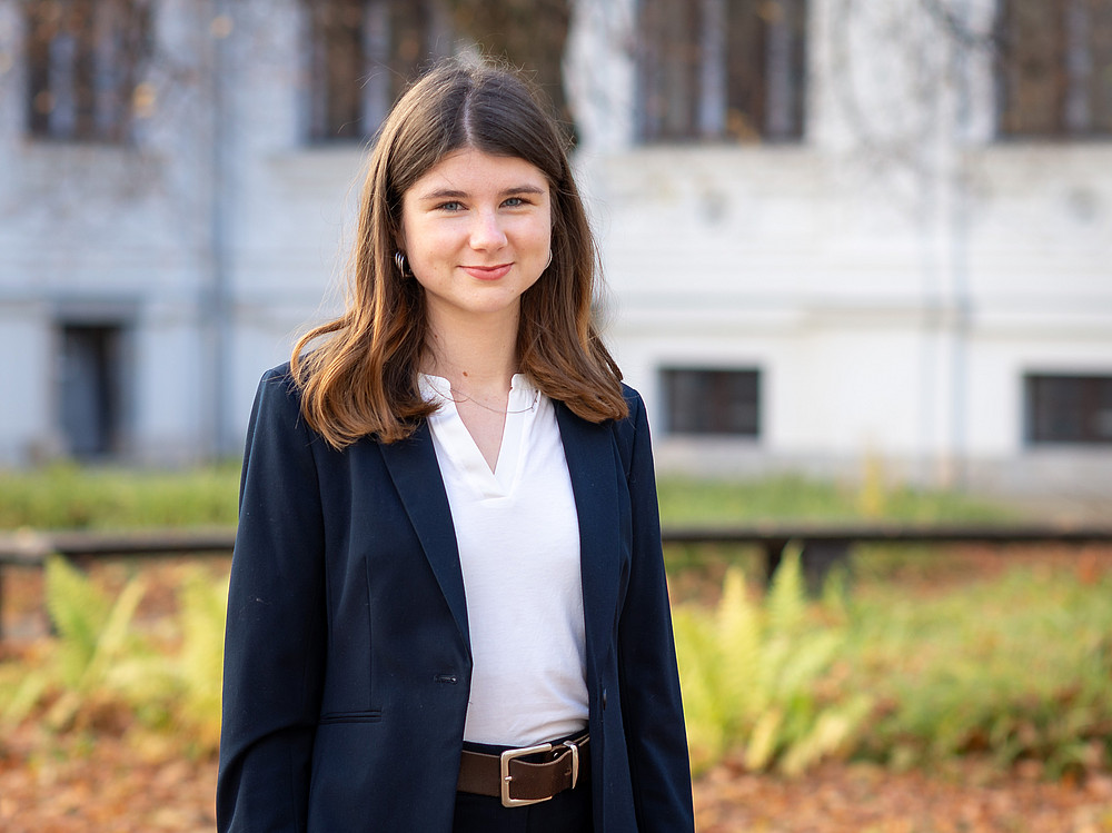 Kerstin Kaspar im Innenhof der Universität Graz. ©Uni Graz/Stefan Koenigshofer