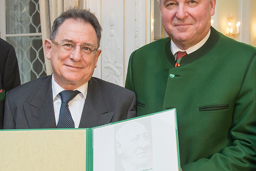 Lorbeeren für den Sprachwächter Österreichs: Rudolf Muhr wurde am 28. November 2016 von Landeshauptmann Hermann Schützenhöfer mit dem Josef-Krainer-Heimatpreis ausgezeichnet. Foto: Fischer