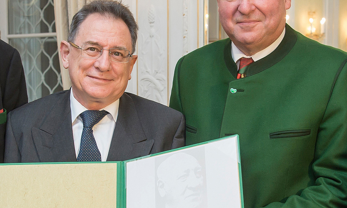 Lorbeeren für den Sprachwächter Österreichs: Rudolf Muhr wurde am 28. November 2016 von Landeshauptmann Hermann Schützenhöfer mit dem Josef-Krainer-Heimatpreis ausgezeichnet. Foto: Fischer