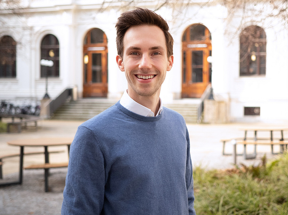 ©Uni Graz/Radlinger Das Bild zeigt Jakob Bögner, der im Innenhof des Hauptgebäudes der Universität steht {f:if(condition: 'Uni Graz/Radlinger', then: '©Uni Graz/Radlinger')}