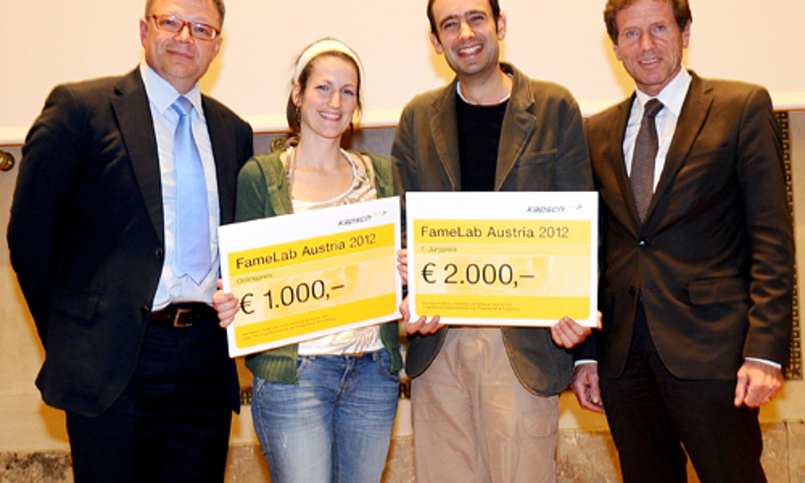 Didac Carmona (zweiter von rechts) mit Minister Karlheinz Töchterle nach seinem Gewinn bei Famelab. Foto: Stefanie Starz.