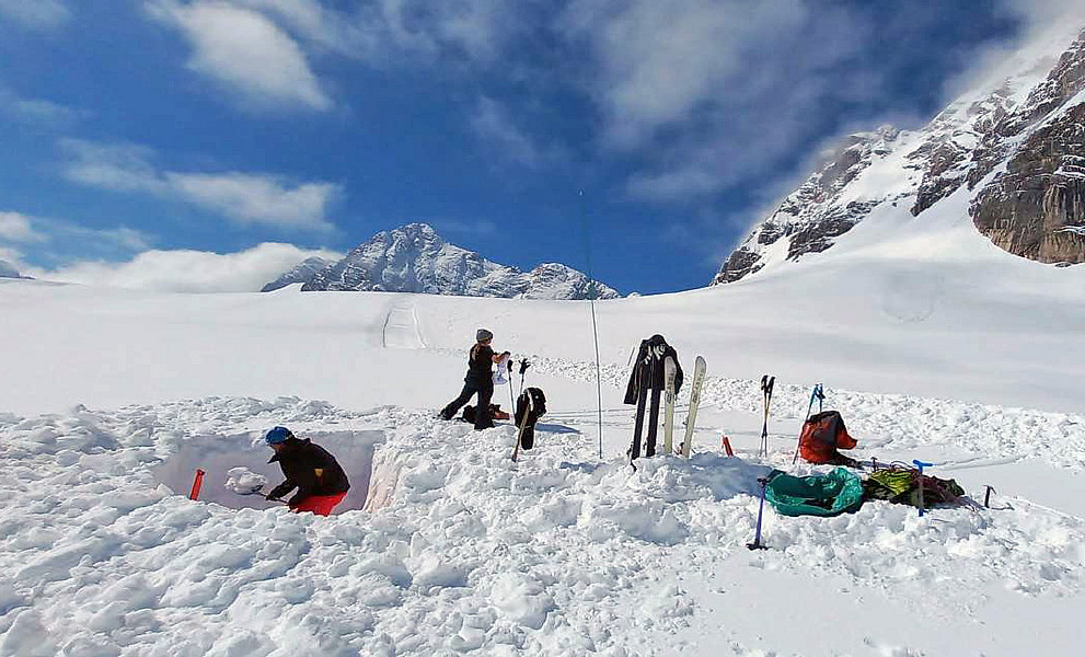 Forscher:innen beim Messen am Dachsteingletscher; Foto: Dachsteingletscher.info