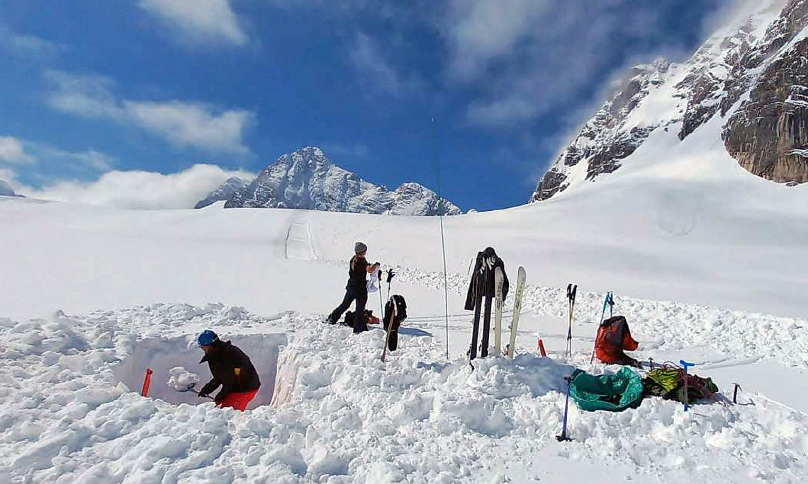Forscher:innen beim Messen am Dachsteingletscher; Foto: Dachsteingletscher.info