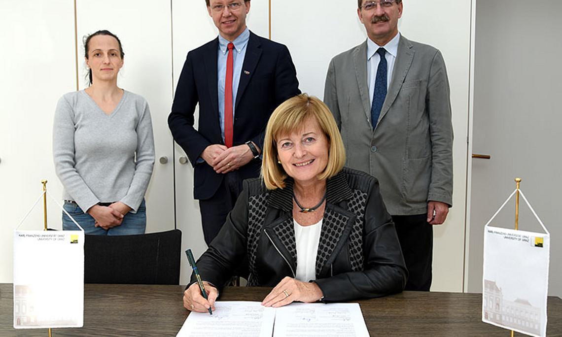 Rektorin Christa Neuper unterzeichnete die Gründungsvereinbarung für das JLOAC, im Beisein von Vizerektor Peter Scherrer, Wegener-Center-Leiter Gottfried Kirchengast und Postdoc-Forscherin Veronika Proschek (v.r.). Foto: Uni Graz/Schweiger