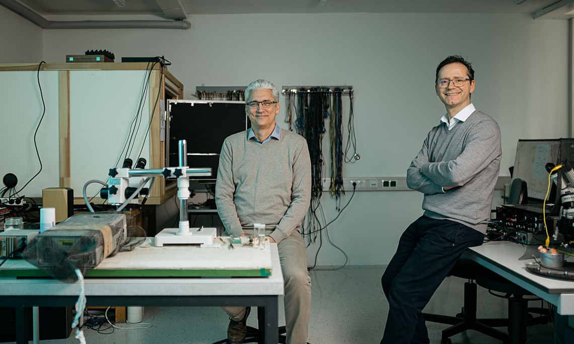 Manfred Hartbauer (rechts) und Konstantinos Kostarakos arbeiten an einem Anti-Kollisionsdetektor für Flugdrohnen. Foto: Uni Graz/Kernasenko