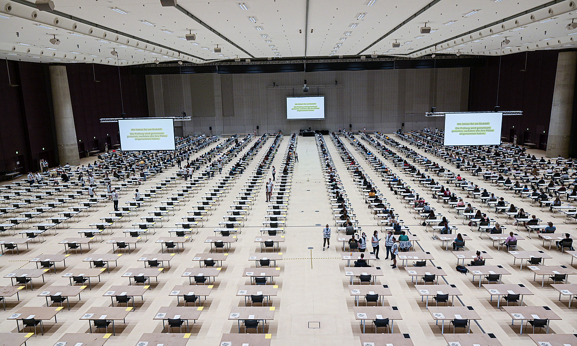 Erstmals ging die Aufnahmeprüfung für Psychologie in der Grazer Stadthalle über die Bühne. Insgesamt traten 683 TeilnehmerInnen an. Foto: Uni Graz/Tzivanopoulos