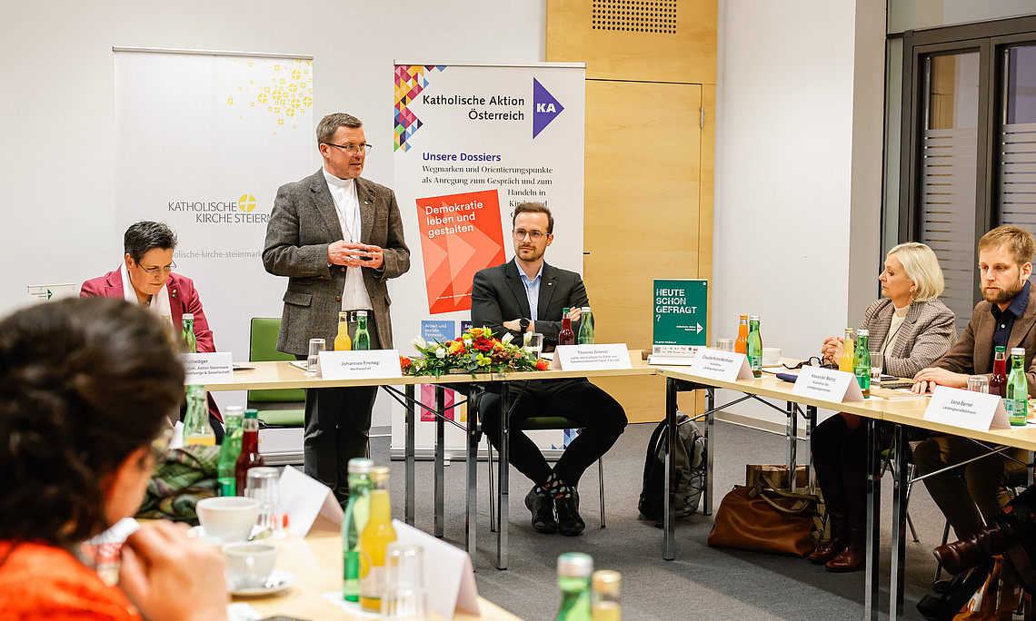 Gremsl, Freitag, Menschen im Raum