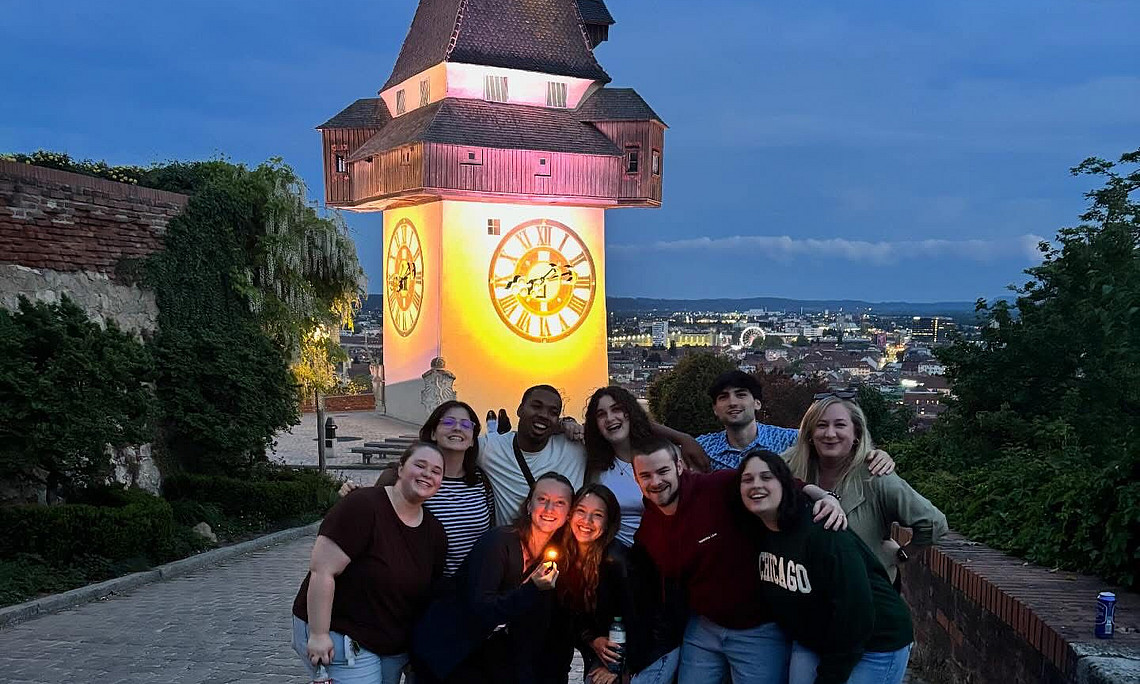 US-Studierende vor dem Uhrturm 
