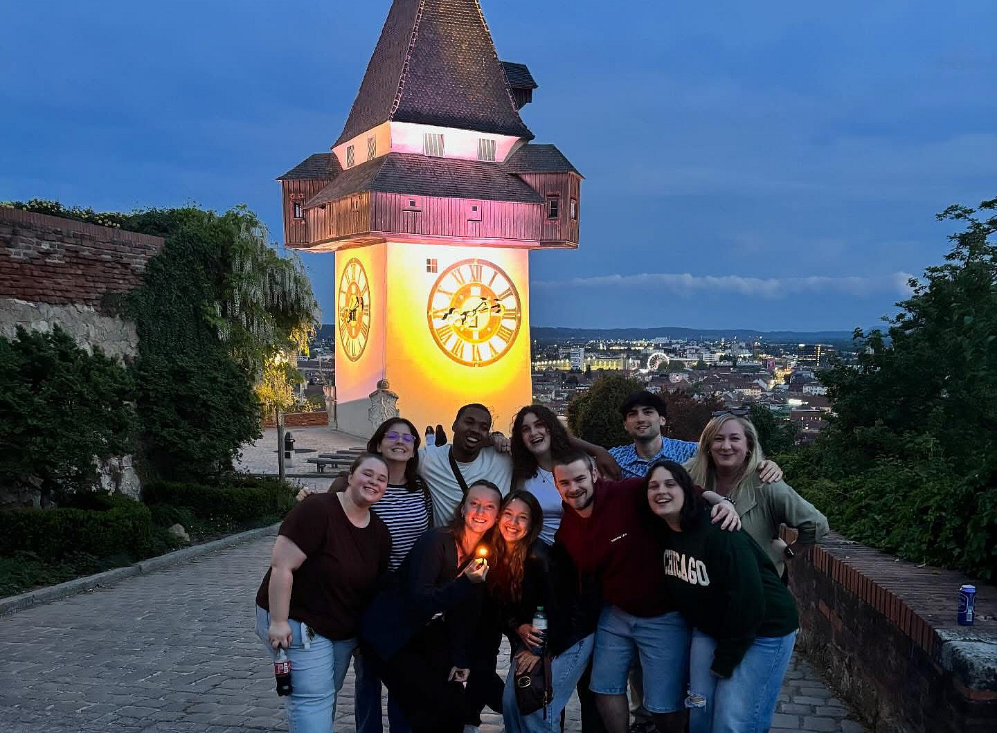 US-Studierende vor dem Uhrturm 
