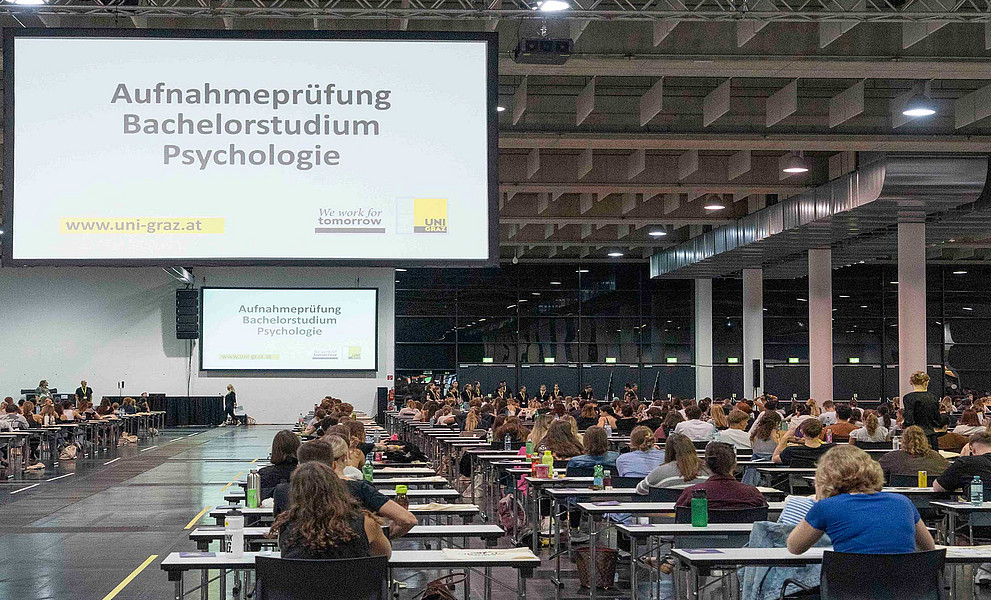 663 Kandidat:innen kamen zur Psychologie-Aufnahmeprüfung in die Messehalle am 27. August 2024. Foto: Uni Graz/Angele