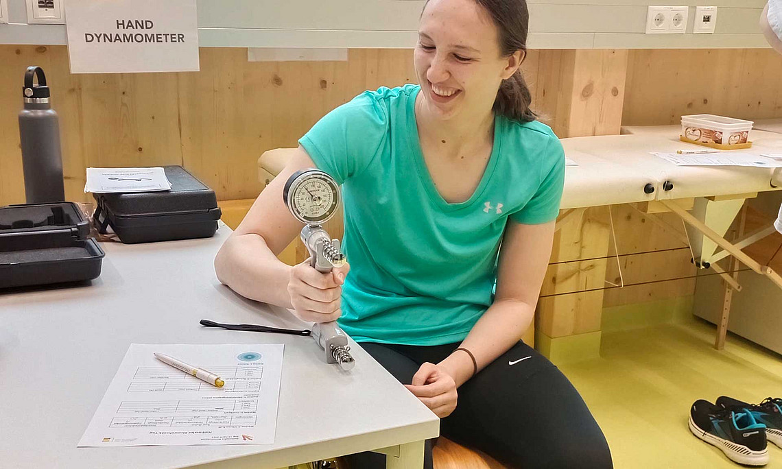 Schüler:innen testeten ihr Handkraft mit Hilfe eines Dynamometer. Fotos: Uni Graz/Norbert Schrapf