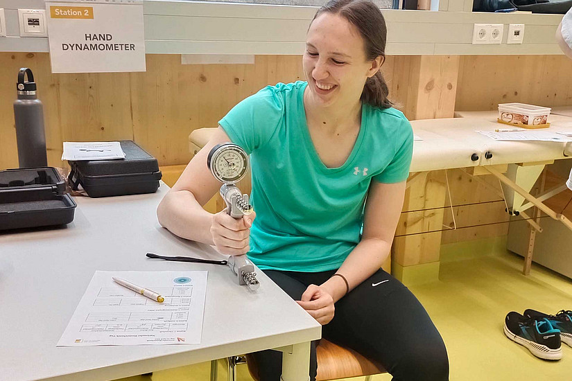 Schüler:innen testeten ihr Handkraft mit Hilfe eines Dynamometer. Fotos: Uni Graz/Norbert Schrapf