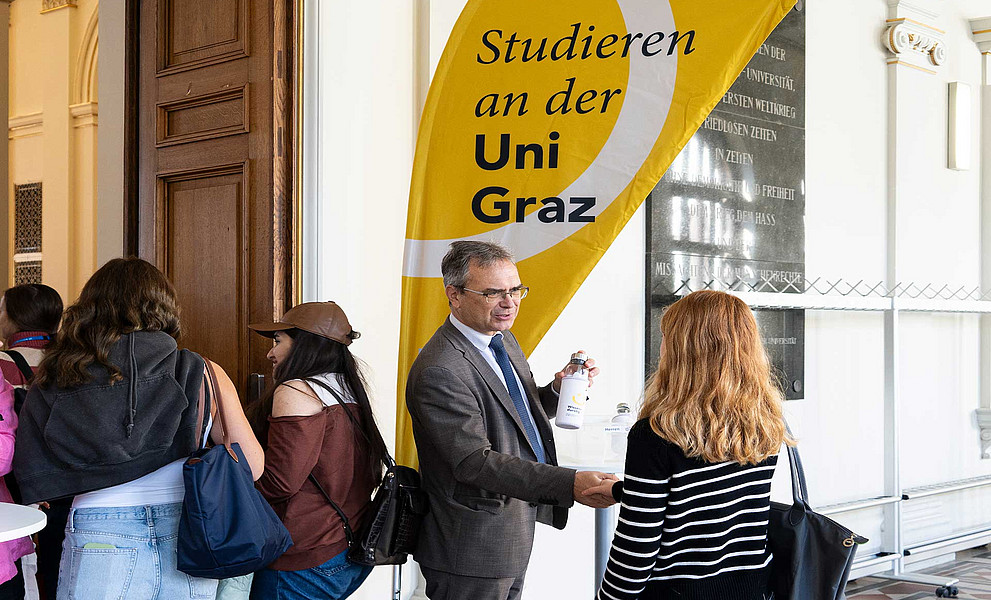 Rektor Peter Riedler hieß die Studierenden bei der Welcome Week 2023 willkommen.