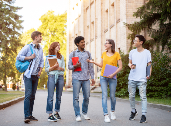 Gruppe von Studierenden ©Prostock-studio by Adobe Stock