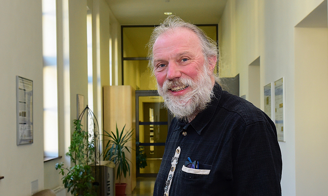 Umweltchemiker Jörg Feldmann verfolgt die Spuren toxischer Elemente in Lebensmittel und in der Natur. Foto: Uni Graz/Schweiger