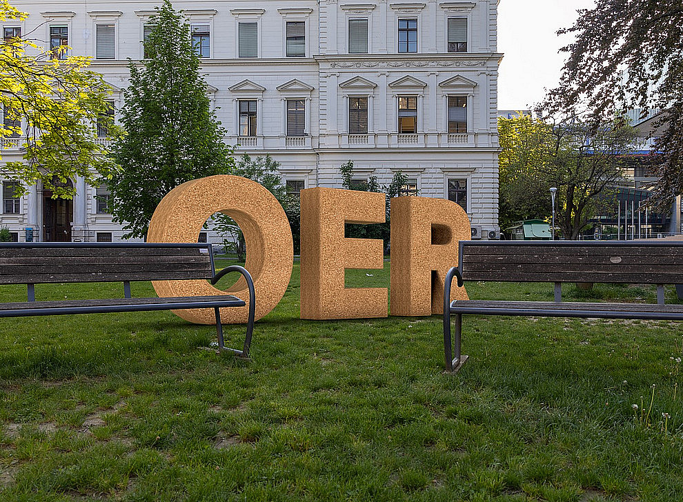 Zwei Bänke und die Buchstaben O E R im Hintergrund ©CC0