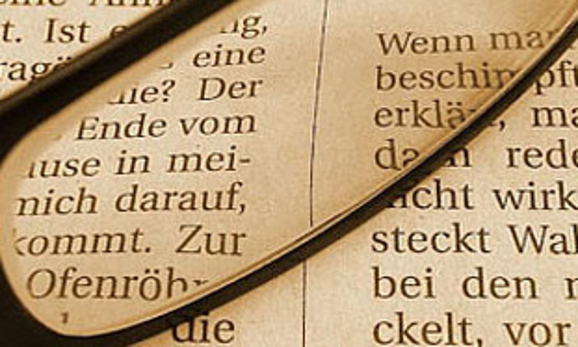 eine Lesebrille liegt auf einem Buch