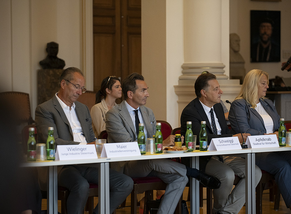 Menschen in einem großen Saal ©Uni Graz/Tzivanopoulos
