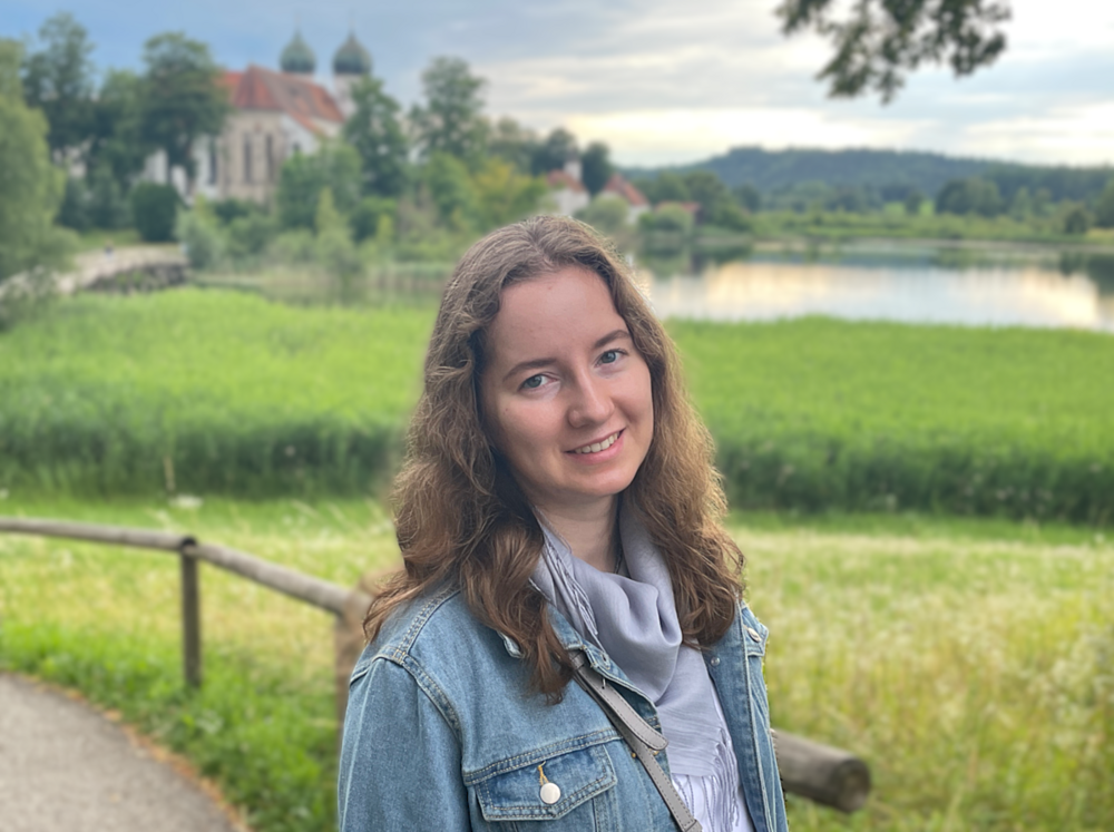 Tatiana Frühwirt vor einer Landschaft, im Hintergrund ist ein Schloss sichtbar ©Frühwirt, privat
