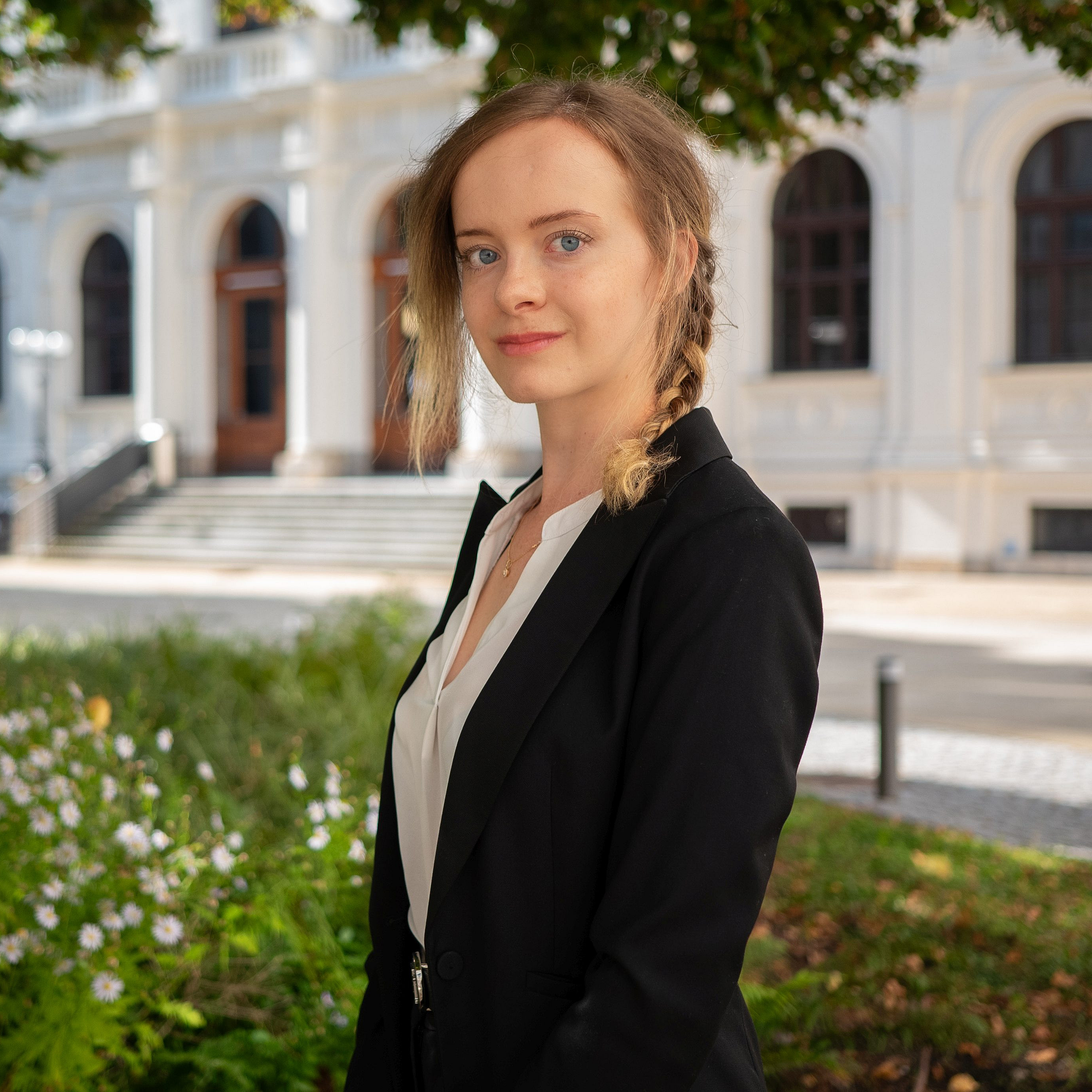 Frau Zeller im Innenhof der Uni Graz