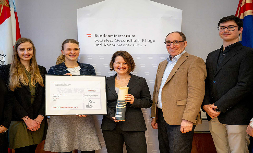 Preisverleihung in Wien (v. l.): Katharina Prinz, Susanne Seifert, Lisa Paleczek (Projektleiterin), Sozialminister Johannes Rauch sowie Lorenz Kern (WOHLHART LERNSOFTWARE) Foto: BMSGPK/Karo Pernegger