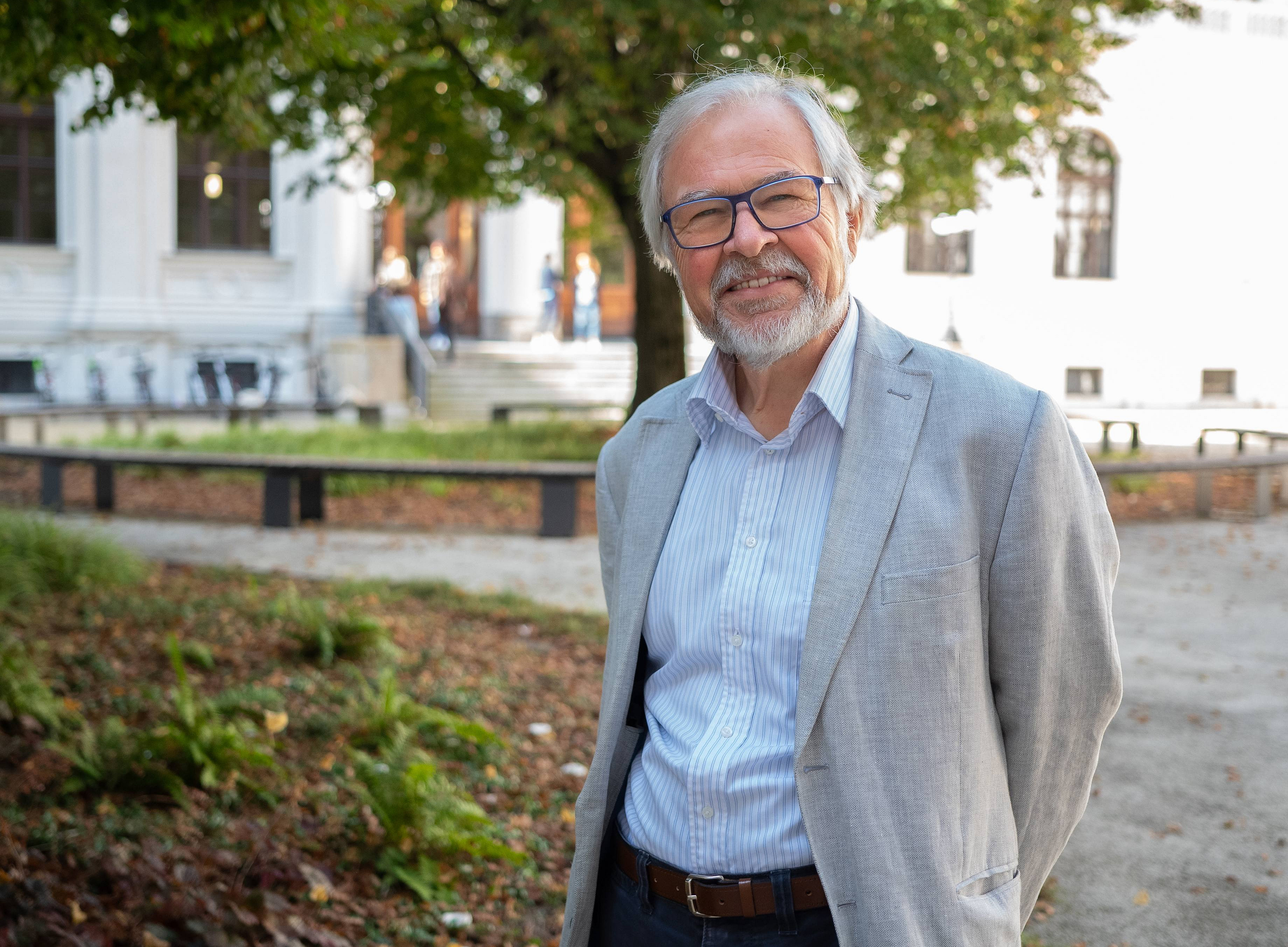 Wolfgang Benedek im Innenhof ©Radlinger/Uni Graz